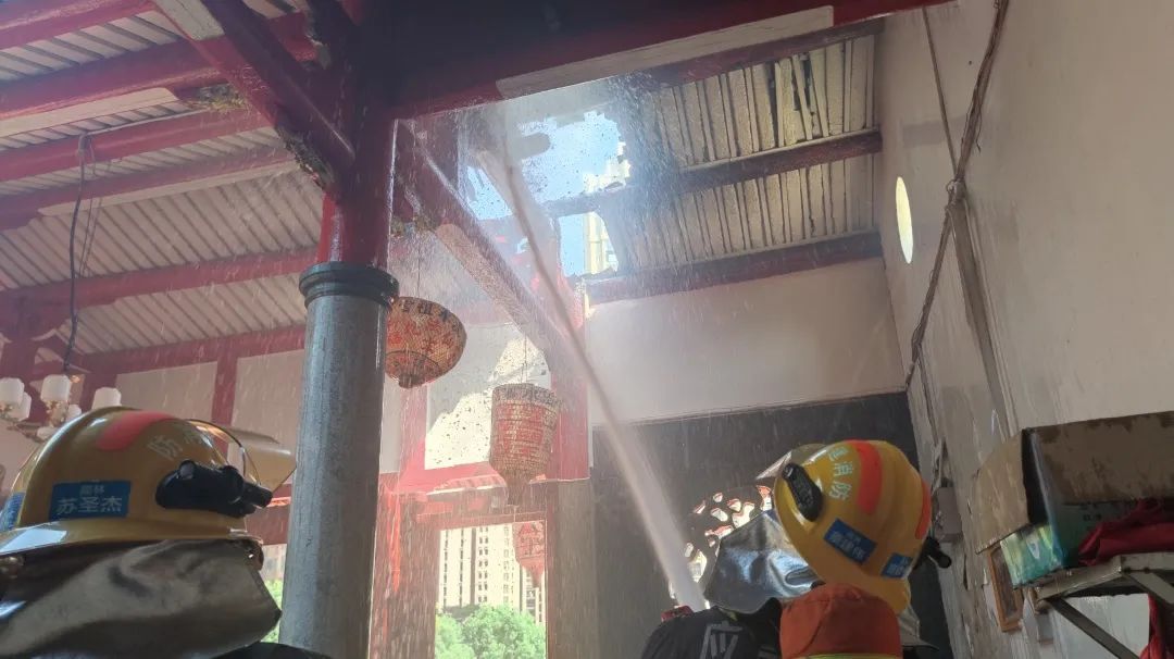 一宫庙突发火灾,屋顶瞬间被烧穿! 一宫庙突发火灾,屋顶瞬间被烧穿!