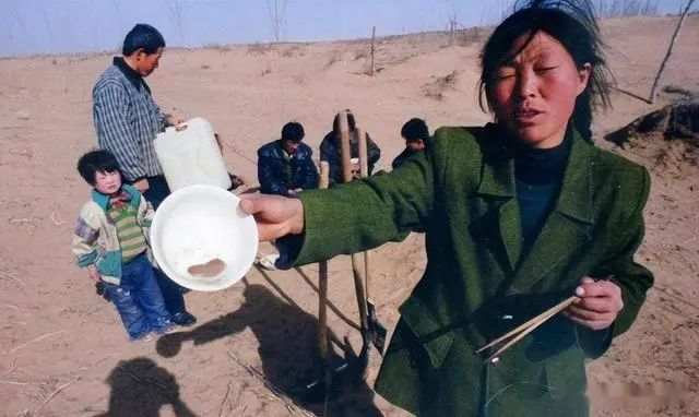 只因多看了她一眼，美国小伙连续10年到内蒙古植树