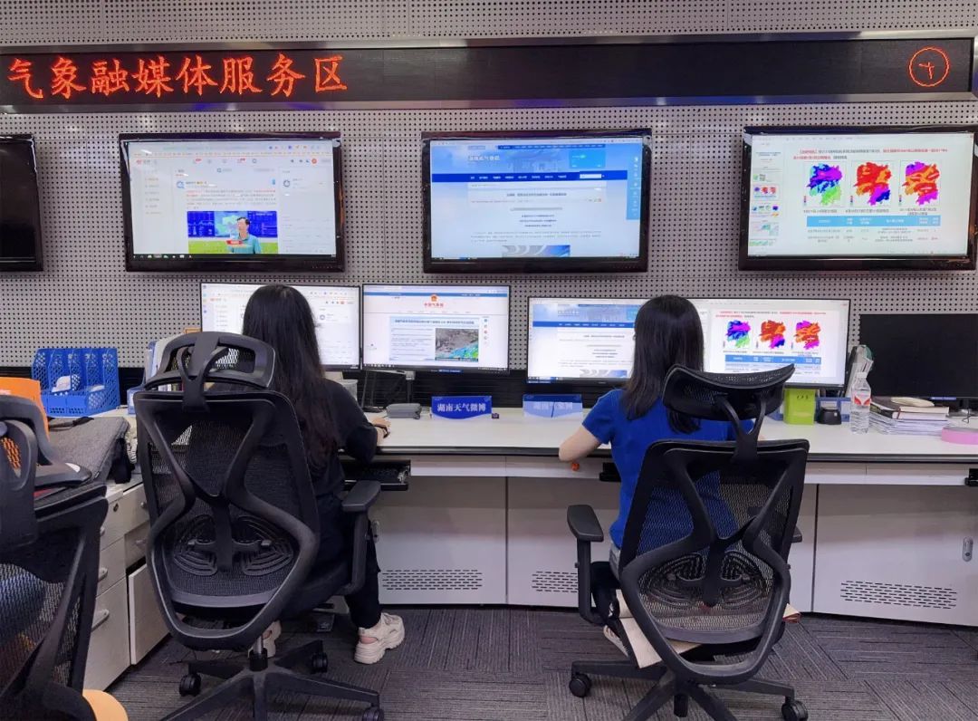 “战长沙”！湖南长沙暴雨，这组照片记录气象人的24小时