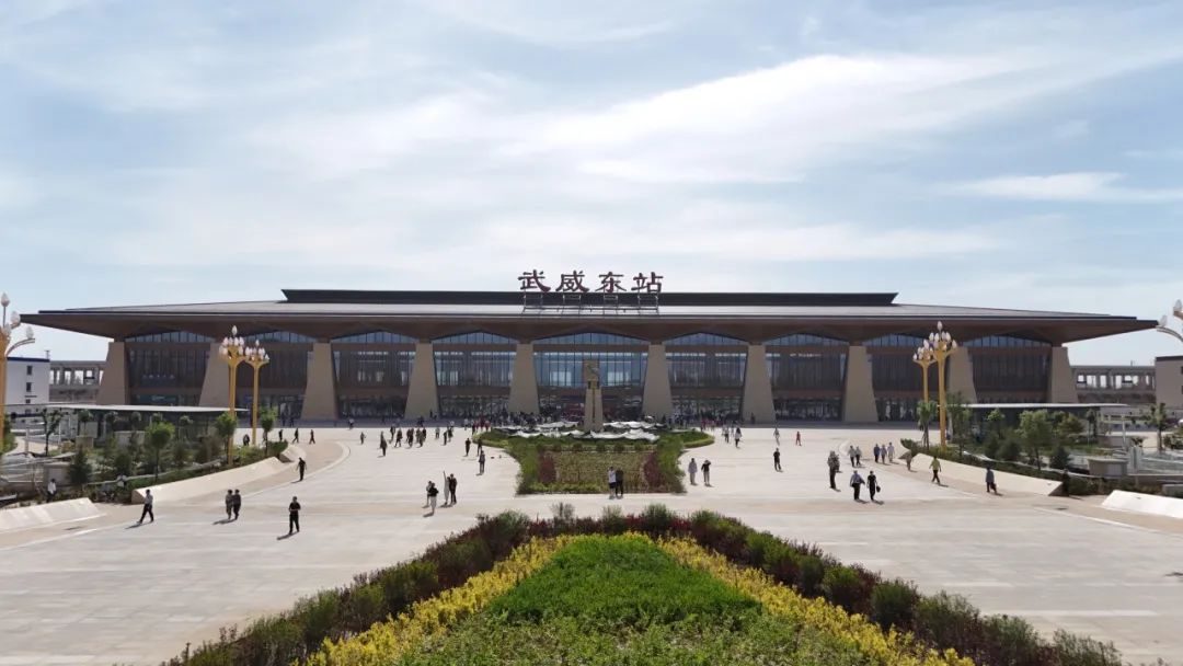 好多人!这座高铁站还没投用,就被围观了…… 好多人!这座高铁站还没投用,就被围观了……