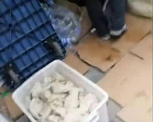 擀面皮加工场所卫生差?胖东来:退款,奖励投诉顾客10万元 擀面皮加工场所卫生差?胖东来:退款,奖励投诉顾客10万元