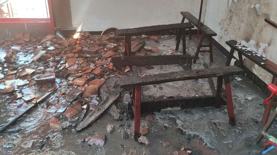 一宫庙突发火灾,屋顶瞬间被烧穿! 一宫庙突发火灾,屋顶瞬间被烧穿!