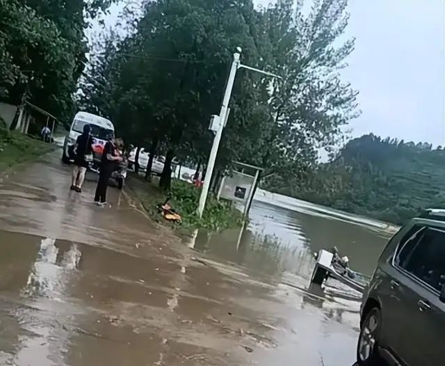 湖南益阳一小车坠江，当地回应：司机已确认死亡