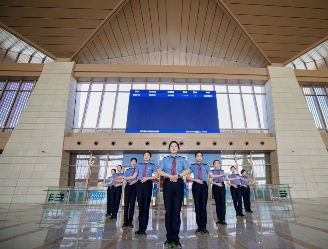 好多人!这座高铁站还没投用,就被围观了…… 好多人!这座高铁站还没投用,就被围观了……