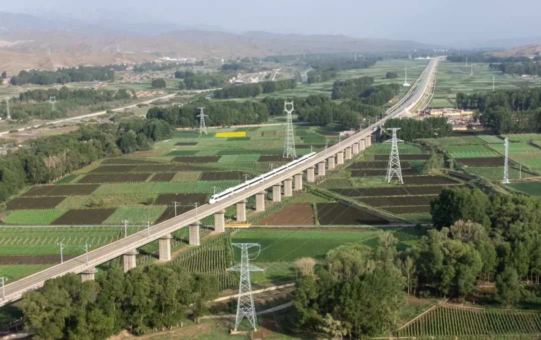 好多人!这座高铁站还没投用,就被围观了…… 好多人!这座高铁站还没投用,就被围观了……