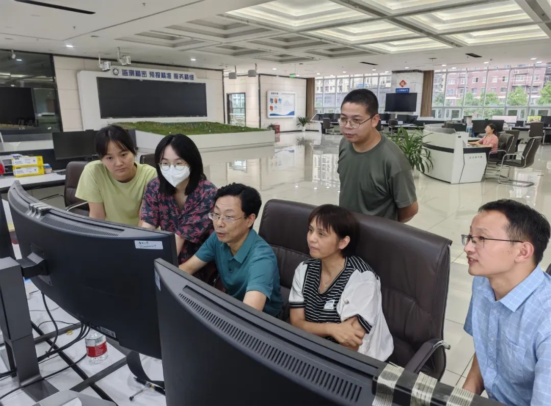 “战长沙”！湖南长沙暴雨，这组照片记录气象人的24小时