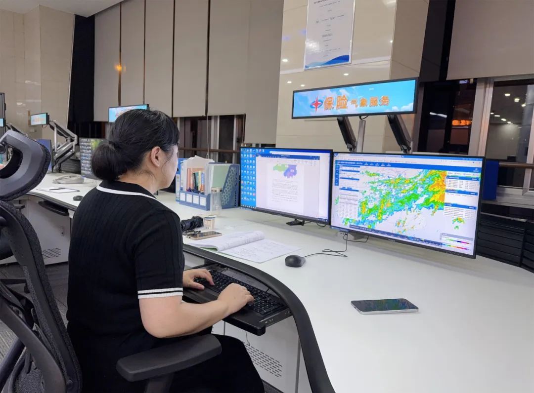 “战长沙”！湖南长沙暴雨，这组照片记录气象人的24小时