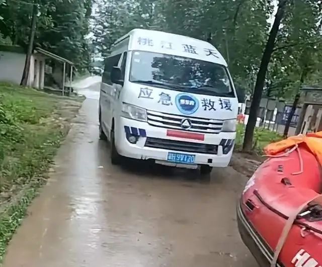 湖南益阳一小车坠江，当地回应：司机已确认死亡