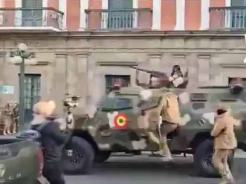 玻利维亚突发政变！装甲车冲击总统府大门！前陆军总司令被捕，总统发声