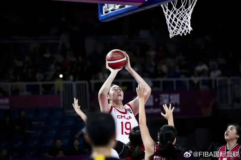 “女版姚明”44分硬控对手！山东姑娘张子宇，进击的巨人