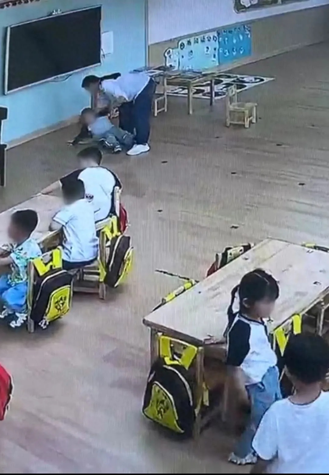 关小黑屋、拖行…“教师虐待幼儿”后续来了！