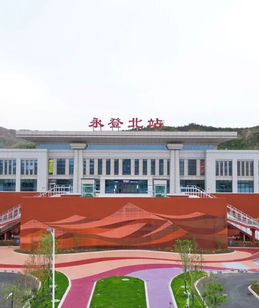 好多人!这座高铁站还没投用,就被围观了…… 好多人!这座高铁站还没投用,就被围观了……