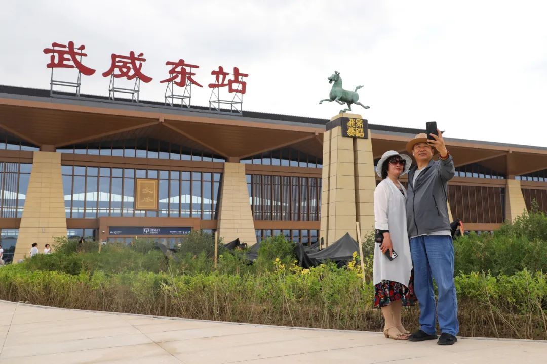 好多人!这座高铁站还没投用,就被围观了…… 好多人!这座高铁站还没投用,就被围观了……