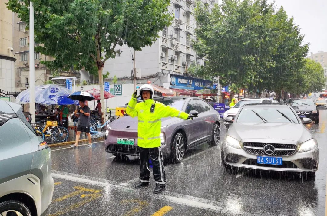 武汉警方迅速应对今晨暴雨  确保路畅人安 武汉警方迅速应对今晨暴雨  确保路畅人安