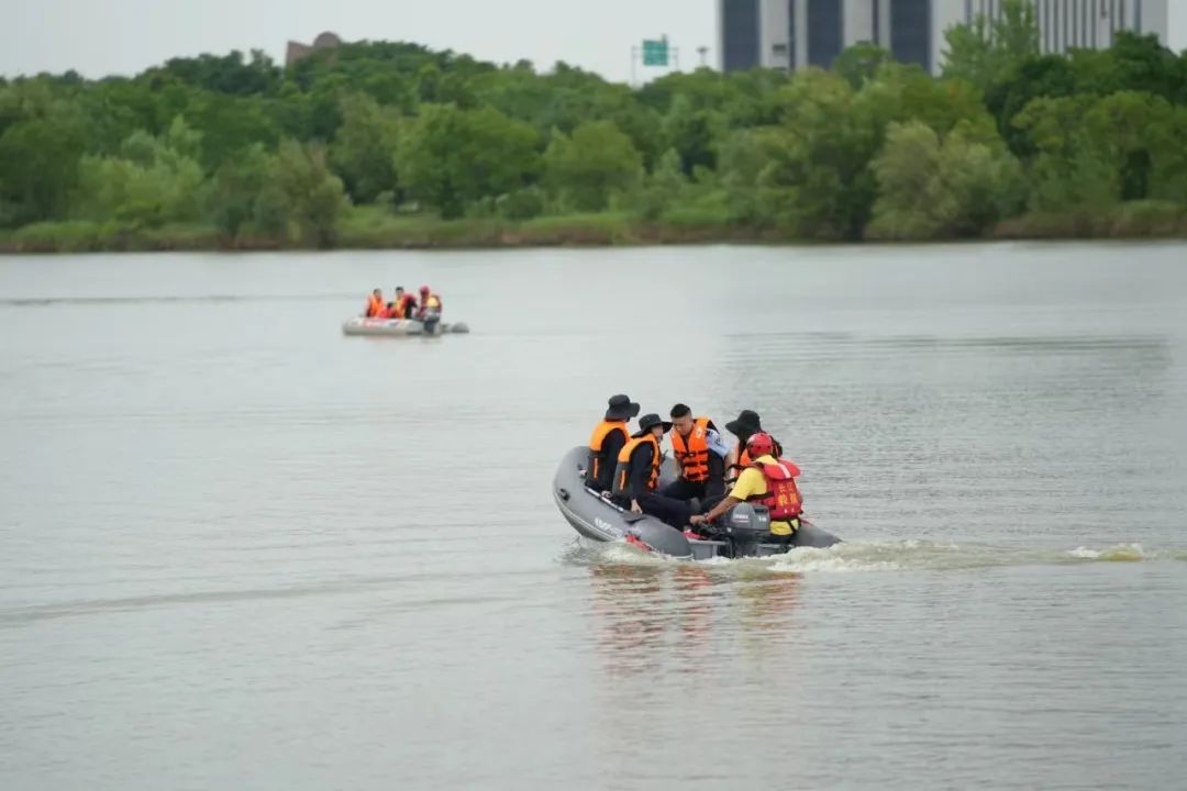 武汉警方迅速应对今晨暴雨  确保路畅人安 武汉警方迅速应对今晨暴雨  确保路畅人安