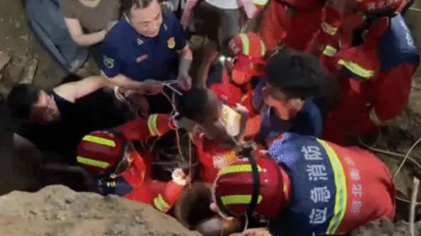 他身高只有1.1米，但在那一刻比任何人都高大！