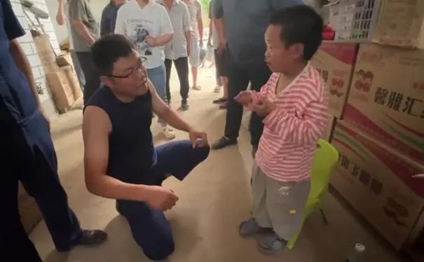 他身高只有1.1米，但在那一刻比任何人都高大！