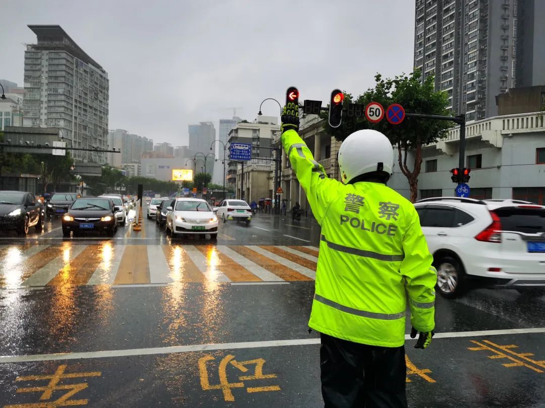 武汉警方迅速应对今晨暴雨  确保路畅人安 武汉警方迅速应对今晨暴雨  确保路畅人安