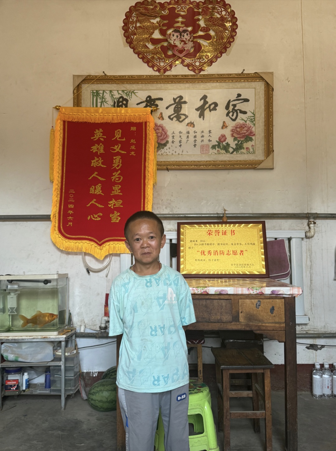 他身高只有1.1米，但在那一刻比任何人都高大！