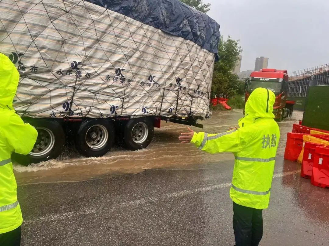 武汉警方迅速应对今晨暴雨  确保路畅人安 武汉警方迅速应对今晨暴雨  确保路畅人安