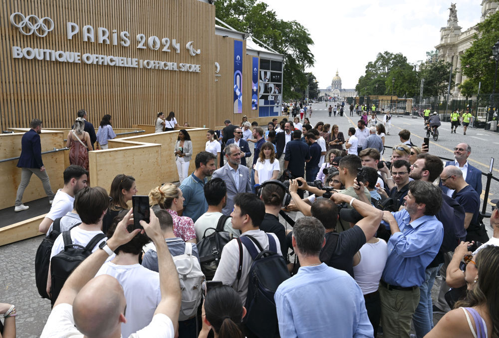 追光 | 逛最大的奥运纪念品店，买最多的“中国制造”