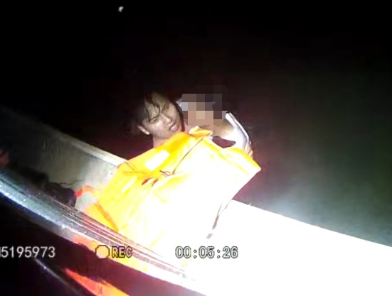 跳河救人后，他对妻子撒了个谎……