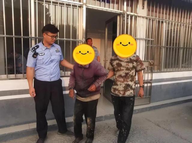 民警抛下“生命绳” 警民携手救助落水老人