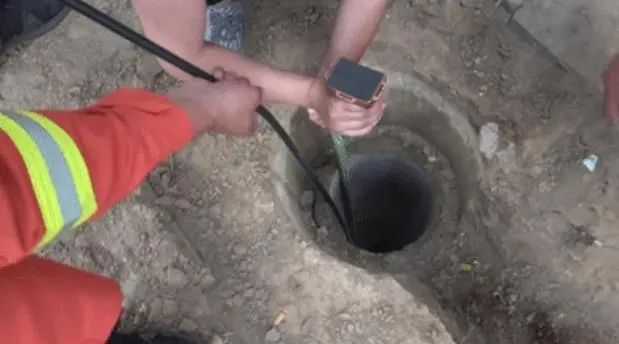 他身高只有1.1米，但在那一刻比任何人都高大！