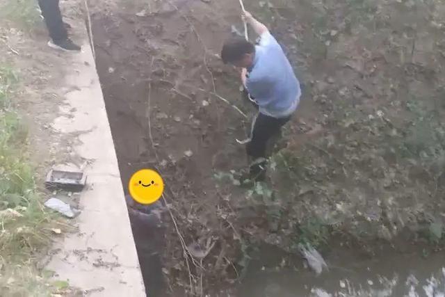 民警抛下“生命绳” 警民携手救助落水老人
