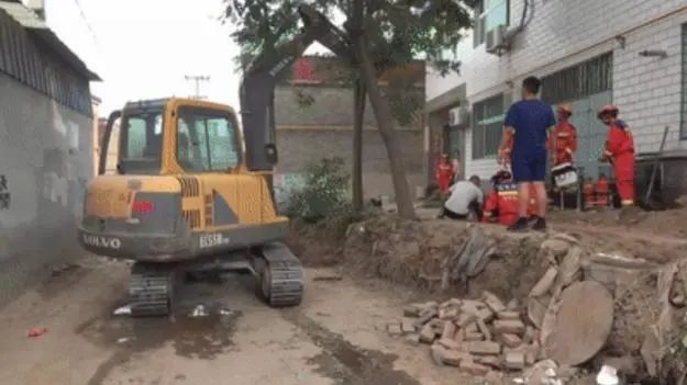 他身高只有1.1米，但在那一刻比任何人都高大！