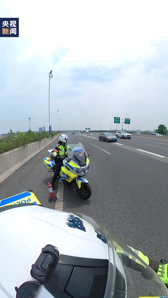 交警“飙车”6分钟 !网友看后疯狂点赞 交警“飙车”6分钟 !网友看后疯狂点赞