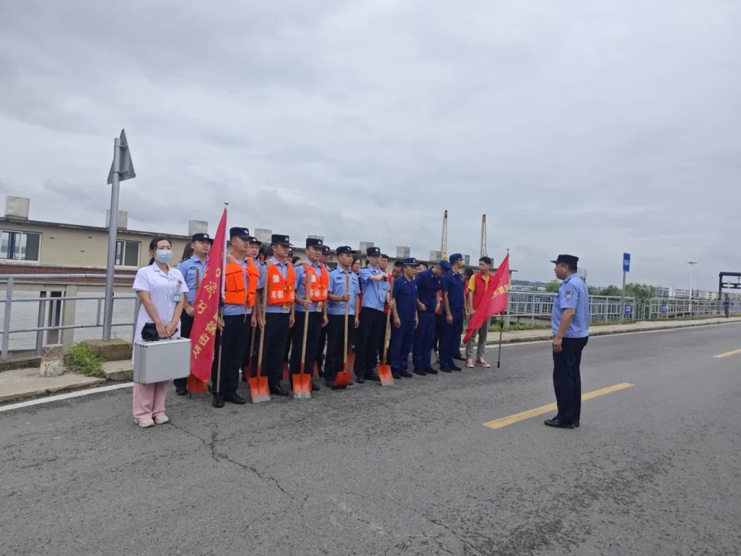 武汉警方迅速应对今晨暴雨  确保路畅人安 武汉警方迅速应对今晨暴雨  确保路畅人安