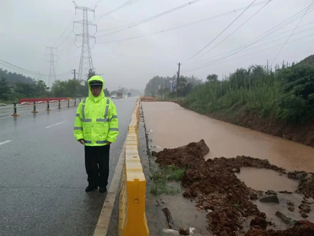 武汉警方迅速应对今晨暴雨  确保路畅人安 武汉警方迅速应对今晨暴雨  确保路畅人安