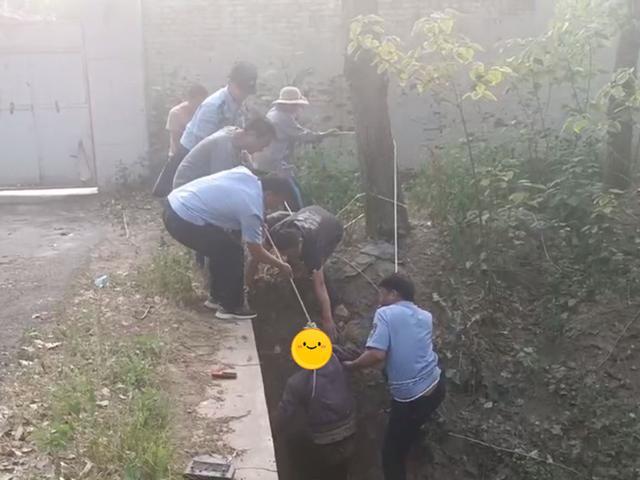 民警抛下“生命绳” 警民携手救助落水老人