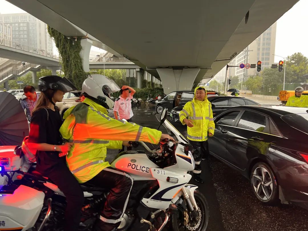 武汉警方迅速应对今晨暴雨  确保路畅人安 武汉警方迅速应对今晨暴雨  确保路畅人安