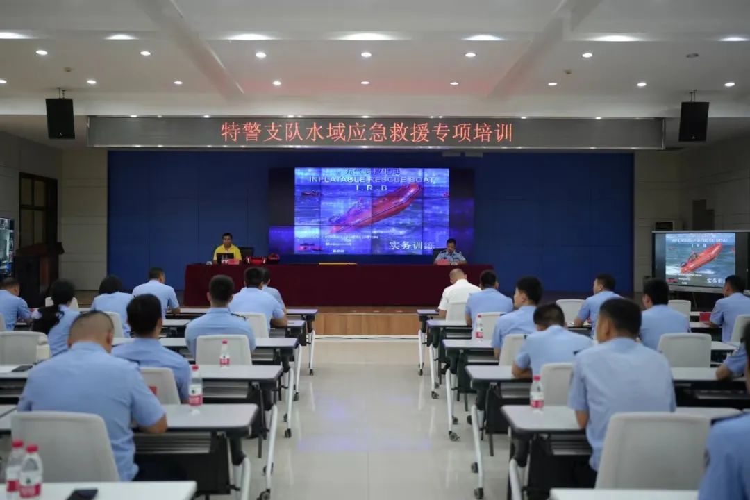 武汉警方迅速应对今晨暴雨  确保路畅人安 武汉警方迅速应对今晨暴雨  确保路畅人安