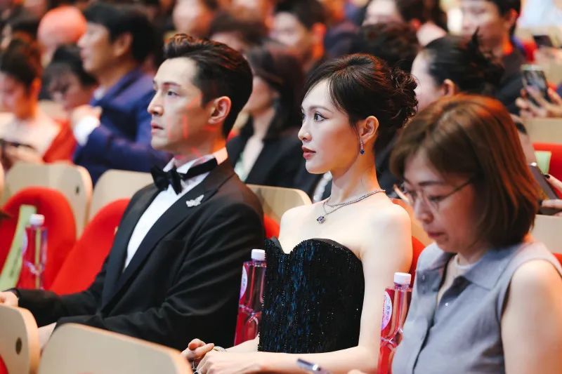 胡歌、周迅分获白玉兰奖最佳男、女主角 胡歌、周迅分获白玉兰奖最佳男、女主角