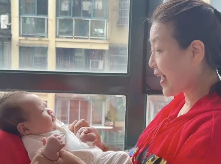 点击量破亿！奶奶一开口，惊呆网友：哄娃神曲