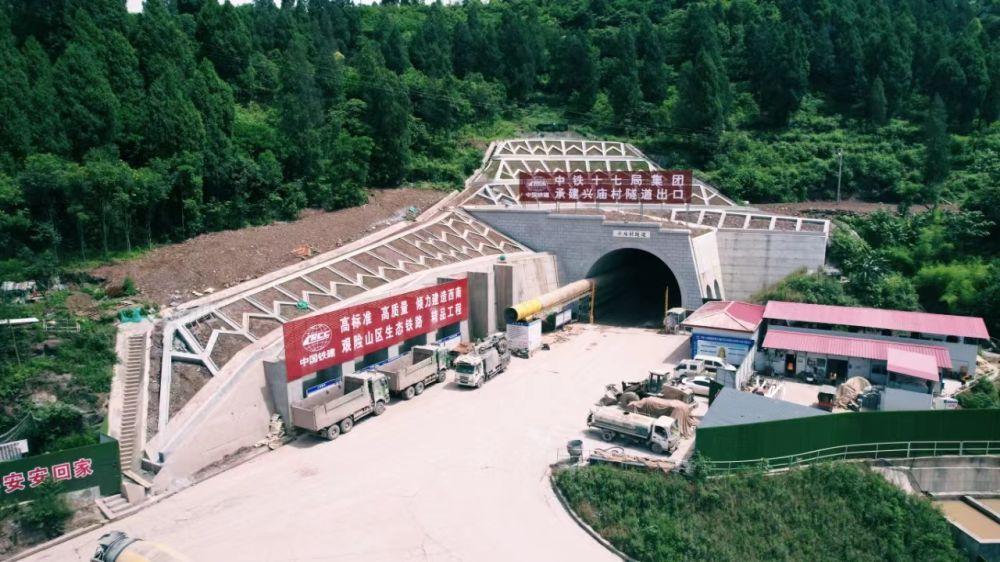 渝万高铁兴庙村隧道正洞掘进突破3000米