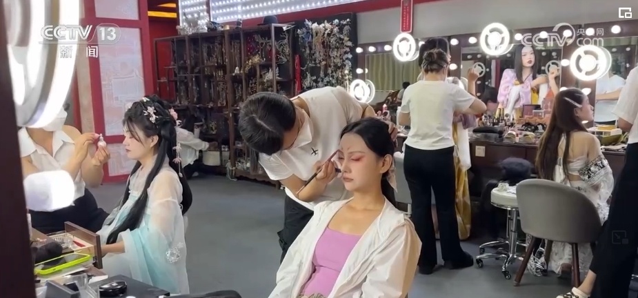 历史是底气！着华服、绾青丝、点朱丹……文化“穿”在百姓身上