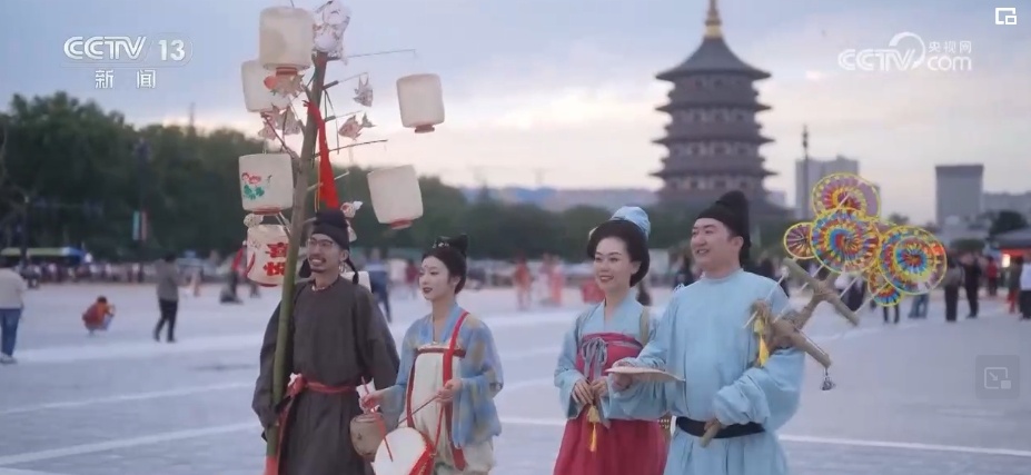 历史是底气！着华服、绾青丝、点朱丹……文化“穿”在百姓身上