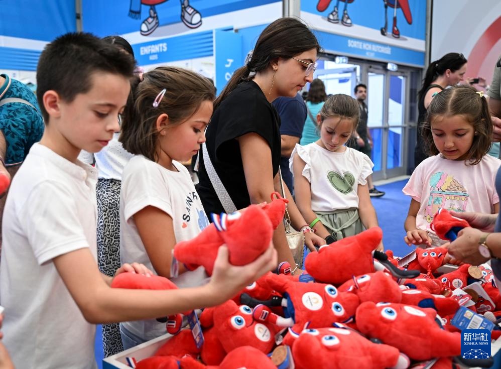 探访巴黎奥运会官方特许商品旗舰店 探访巴黎奥运会官方特许商品旗舰店