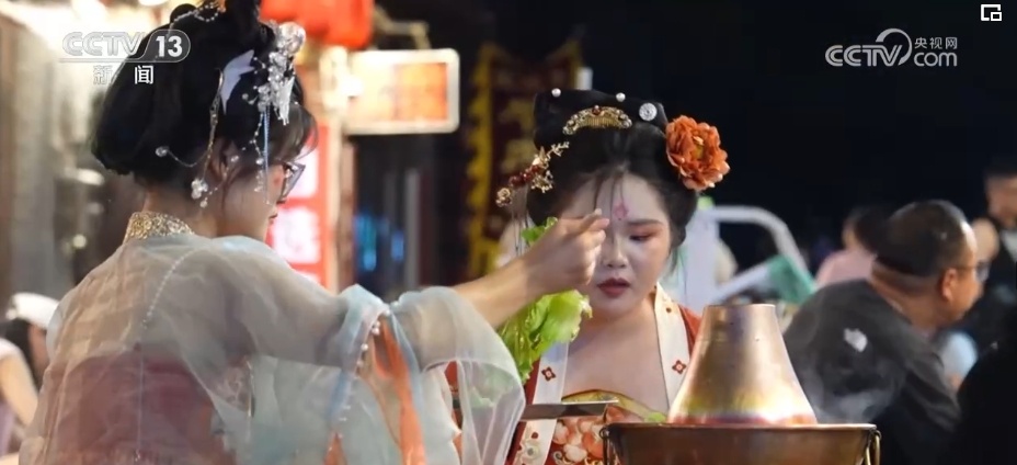 历史是底气！着华服、绾青丝、点朱丹……文化“穿”在百姓身上