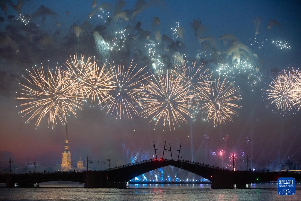 俄罗斯圣彼得堡欢庆“红帆节”