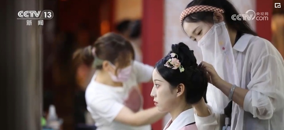 历史是底气！着华服、绾青丝、点朱丹……文化“穿”在百姓身上