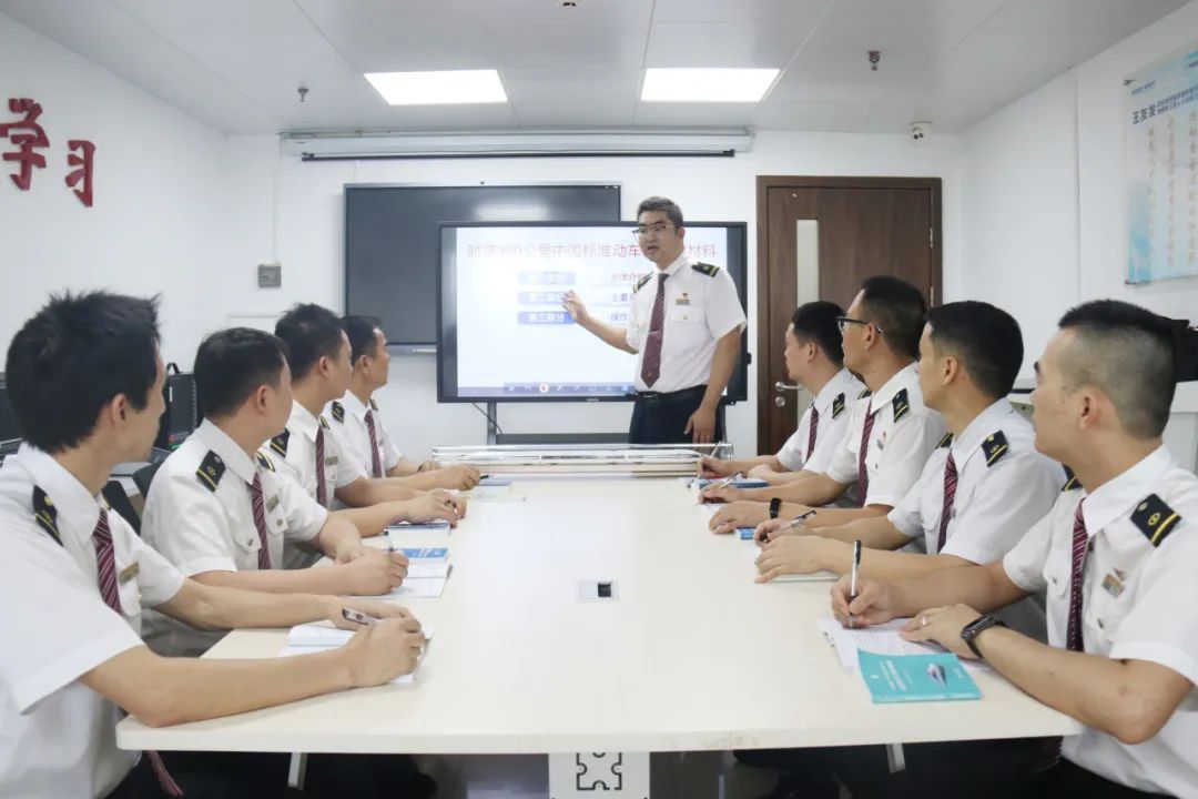 时速350公里!高铁司机开车时到底有多帅? 时速350公里!高铁司机开车时到底有多帅?