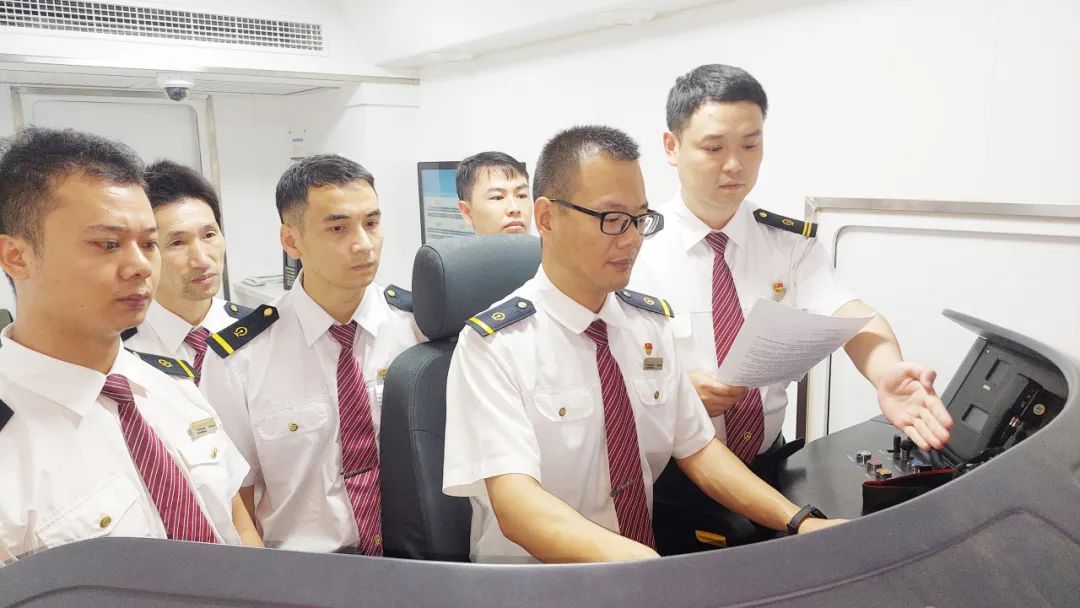 时速350公里!高铁司机开车时到底有多帅? 时速350公里!高铁司机开车时到底有多帅?