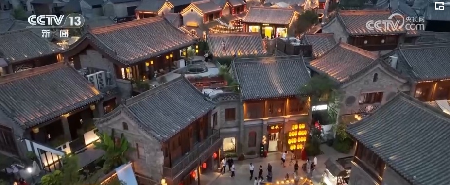 历史是底气！着华服、绾青丝、点朱丹……文化“穿”在百姓身上