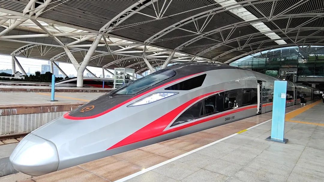 时速350公里!高铁司机开车时到底有多帅? 时速350公里!高铁司机开车时到底有多帅?