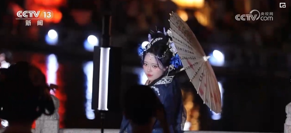 历史是底气！着华服、绾青丝、点朱丹……文化“穿”在百姓身上